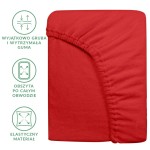 Czerwone prześcieradło frotte z gumką o wymiarach 180x200 cm. Widoczna elastyczna guma obszyta po całym obwodzie, materiał o miękkiej teksturze. Prześcieradło leży na gładkiej powierzchni, ukazując swój jednolity kolor.