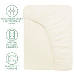 Prześcieradło frotte z gumką 180x200 w kolorze ecru, elastyczny materiał, z obszyciem po całym obwodzie. Ułożone na płasko, widoczny detal gumy, zdjęcie z boku. Tło jasne, proste, co podkreśla kolor i fakturę materiału.