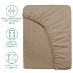 Prześcieradło frotte z gumką w kolorze kakao, o wymiarach 180x200 cm. Ułożone płasko, z widoczną elastyczną gumą obwodową oraz miękką, teksturowaną powierzchnią. Widoczne oznaczenia na boku informujące o grubości i wytrzymałości gumy.