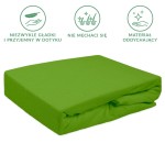 Prześcieradło frotte z gumką w kolorze kaktus, rozmiar 180x200, zwinięte, o gładkiej i teksturowanej powierzchni. Produkt na jednolitym, białym tle, ukazuje miękki materiał, odporny na mechacenie, oddychający. Wyróżniające cechy to gumka na krawędziach.