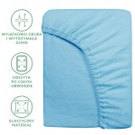 Prześcieradło frotte 180x200 w kolorze błękitnym, z widoczną gumką obwodową. Zbliżenie na materiał o miękkiej fakturze. Prześcieradło leży płasko, ukazując elastyczność tkaniny oraz detale wykończenia. Tło jasne i neutralne.