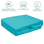 Prześcieradło frotte z gumką w kolorze turkusowym, o wymiarach 180x200 cm. Materiał jest gładki i przyjemny w dotyku, nie mechaci się. Złożone, widoczne jego krawędzie i faktura.
