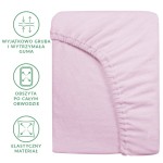 Prześcieradło frotte z gumką w kolorze wrzos, rozmiar 180x200 cm, prezentujące elastyczny materiał, obszyte po całym obwodzie. Kąt ujęcia z boku, ukazane detale gumki oraz faktura materiału. Tło neutralne, co podkreśla produkt.