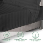 Czarne prześcieradło bambusowe satyna bawełniana 160x240 cm, rozłożone na łóżku, z poduszką w tle. Material ma subtelny wzór pasków, jest matowy.