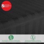 Bambusowe prześcieradło satynowe w kolorze czarnym o rozmiarze 160x240 cm, z widocznymi paskami i delikatną fakturą. Materiał: 50% wiskoza bambusowa, 50% bawełna. Ujęcie z bliska, prezentujące szczegóły struktury. W tle prosta biel.