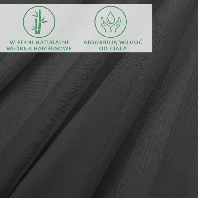 Prześcieradło bambusowe w odcieniu czarnym, o satynowej fakturze, rozłożone na płasko. Widoczne prostokątne paski, które nadają mu delikatny wzór. Na tle produktu znajdują się czytelne napisy podkreślające właściwości materiału.