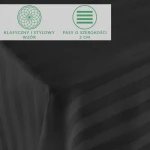 Prześcieradło bambusowe w odcieniu czerni, wykonane z satyny bawełnianej, o wymiarach 160x240 cm. Powierzchnia z subtelnym wzorem pasków o szerokości 2 cm, leżące na gładkim tle, ukazuje elegancki i klasyczny styl.