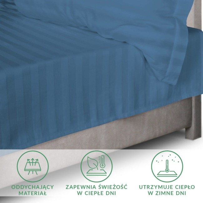 Prześcieradło bambusowe satyna bawełniana 220x260, chabrowe, leży na łóżku. Widoczny wzór z delikatnymi, pionowymi pasami.