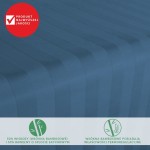 Prześcieradło bambusowe o wymiarach 220x260 cm, w chabrowym kolorze, wykonane z 50% włókien bambusowych i 50% bawełny w splocie satynowym. Widoczne pasy na powierzchni, rozłożone na gładkim tle.