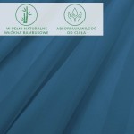 Bambusowe prześcieradło satynowe w chabrowym kolorze, z widocznymi cienkimi paskami. Złożone w kształt prostokąta, z bliska pokazuje gładką, teksturowaną powierzchnię.