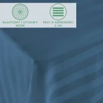 Prześcieradło bambusowe satyna bawełniana 220x260 cm w chabrowym kolorze z klasycznym wzorem pasów o szerokości 2 cm. Produkt ułożony na stole, z widoczną gładką, teksturowaną powierzchnią.