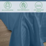 Prześcieradło bambusowe w kolorze chabrowym, wykonane z satynowej bawełny, rozłożone na drewnianej powierzchni, z widoczną teksturą materiału. W górnej części grafiki znajdują się ikony informacyjne: dla alergików, bakteriobójczy, nie gromadzi kurzu.