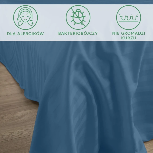 Prześcieradło bambusowe w kolorze chabrowym, wykonane z satynowej bawełny, rozłożone na drewnianej powierzchni, z widoczną teksturą materiału. W górnej części grafiki znajdują się ikony informacyjne: dla alergików, bakteriobójczy, nie gromadzi kurzu.