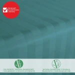 Bambusowe prześcieradło satynowe 160x240, w kolorze turkusowym z pionowymi paskami. Wykonane w 50% z włókna bambusowego i 50% z bawełny, z miękką i gładką fakturą. Ułożone poziomo, z czytelnymi informacjami o składzie materiału na dole.