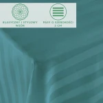 Bambusowe prześcieradło w satynowej tkaninie, w kolorze turkusowym. Oferuje klasyczny wzór z 2 cm paskami. Ułożone na płaskiej powierzchni, ukazuje swoją gładką fakturę i intensywny odcień. Idealne do wystroju sypialni.