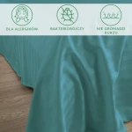 Bamboo paski w kolorze turkusowym, wykonane z materiału satynowego. Prześcieradło 160x240 cm leży na drewnianej podłodze, z widocznymi delikatnymi paskami. Ikony informujące o właściwościach: dla alergików, bakteriobójcze, nie gromadzi kurzu.