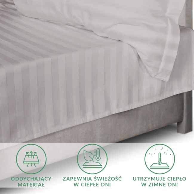 Bambusowe prześcieradło satynowe w odcieniach szarości o wymiarach 220x260 cm, z delikatnym, pionowym wzorem. Produkt leży na łóżku, z widoczną poszewką.