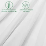 Białe prześcieradło bambusowe o satynowej strukturze, wyraźne paski. Zbliżenie na tkaninę z informacjami o właściwościach: naturalne włókna bambusowe, absorbuje wilgoć. Produkt leży na jednolitym tle, z czytelnymi napisami w zielonym kolorze.