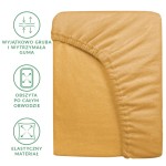 Prześcieradło frotte z gumką w kolorze musztardowym, rozmiar 200x220 cm, leżące na białym tle. Materiał o miękkiej, teksturowanej powierzchni, z widoczną elastyczną gumą obciążoną wokół krawędzi.