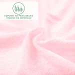 Prześcieradło frotte z gumką w kolorze różowym, o fakturze miękkiej, gładkiej dzianiny. Widoczne zbliżenie na materiał ukazujące jego strukturalność. Produkt leży na prostej, jasnej powierzchni. Oznaczenie: odporne na przecieranie i rwanie się materiału.