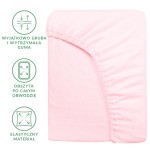 Prześcieradło frotte z gumką w kolorze róż kwarcowy o wymiarach 200x220 cm. Produkt leży na gładkim tle, widoczna elastyczna guma po całym obwodzie oraz miękka, teksturowana powierzchnia materiału. Przyjemny w dotyku, idealny do sypialni.