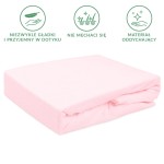 Prześcieradło frotte z gumką 200x220 w kolorze różowym leży na białym tle. Produkt ma gładką teksturę i jest rozłożony, co podkreśla jego elastyczność. Widać gumkę, co zapewnia stabilne dopasowanie do materaca.
