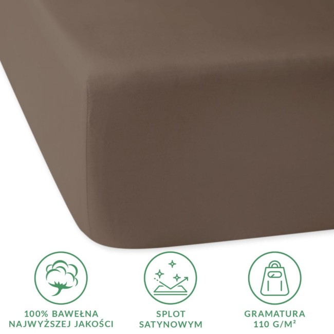 Prześcieradło satynowe z gumką w kolorze sepia, wykonane z bawełny wysokiej jakości. Widoczny detal gumki, rozłożone i leżące na płaskiej powierzchni. Tło białe, co podkreśla strukturę materiału. Wymiary 90x200 cm, gramatura 110 g/m².
