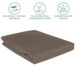 Prześcieradło satynowe z gumką w kolorze sepia, rozłożone na stół. Materiał gładki, lekko błyszczący, idealny dla delikatnej skóry. Wymiary 90x200 cm, ujęcie z boku, eksponujące detale krawędzi oraz właściwości tkaniny.