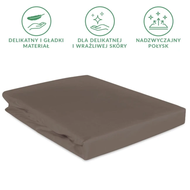 Prześcieradło satynowe z gumką w kolorze sepia, rozłożone na stół. Materiał gładki, lekko błyszczący, idealny dla delikatnej skóry. Wymiary 90x200 cm, ujęcie z boku, eksponujące detale krawędzi oraz właściwości tkaniny.