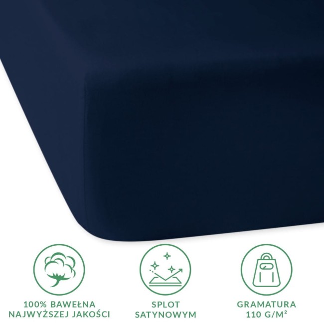 Prześcieradło satynowe z gumką w ciemnym granacie, o wymiarach 140x200 cm, rozłożone i gładkie. Materiał 100% bawełna najwyższej jakości, z fakturą satynową. Widoczne logo oraz oznaczenia materiałowe w dolnym rogu. Tło neutralne.