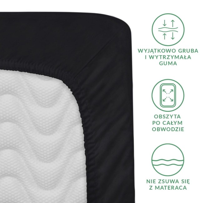 Prześcieradło satynowe z gumką w kolorze czarnym, rozmiar 140x200 cm, z widoczną fakturą materiału. Produkt leżący na białym tle, z gumką obszytą po całym obwodzie, co zapewnia stabilność i zapobiega zsuwaniu się z materaca.