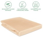 Prześcieradło satynowe z gumką 140x200 w kolorze jasnego beżu, leżące na jednolitym tle. Tkanina jest gładka, z delikatnym połyskiem, co podkreśla jej wysoką jakość. Gumka zapewnia dobrze dopasowanie do materaca.