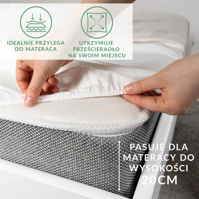 Ciemnogranatowe prześcieradło satynowe z gumką w rozmiarze 160x200, leżące na materacu o wysokości 20 cm. Widoczna gumka na brzegach zapewnia idealne przyleganie do materaca.