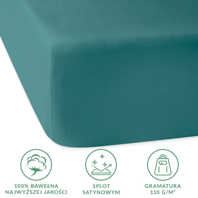 Prześcieradło satynowe z gumką w kolorze ciemnego turkusu, rozmiar 160x200 cm, leżące na jednolitym tle. Wykonane z 100% bawełny, z gładką, lśniącą fakturą. Widoczne detalowe informacje o gramaturze 110 g/m² oraz splocie satynowym.
