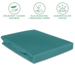 Prześcieradło satynowe z gumką w kolorze ciemnego turkusu, rozłożone na złożonym tle. Materiał jest gładki i błyszczący, idealny do łóżka o wymiarach 160x200 cm. Widoczne detale to gumka zabezpieczająca oraz delikatny, jednolity kolor.