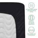 Prześcieradło satynowe z gumką o wymiarach 160x200 cm w kolorze czarnym, rozłożone na widoku z góry. Widoczne detale to wyraźna, gładka powierzchnia satynowa oraz mocna gumka obszyta wokół, zapewniająca stabilność. Tło proste, jednolite.