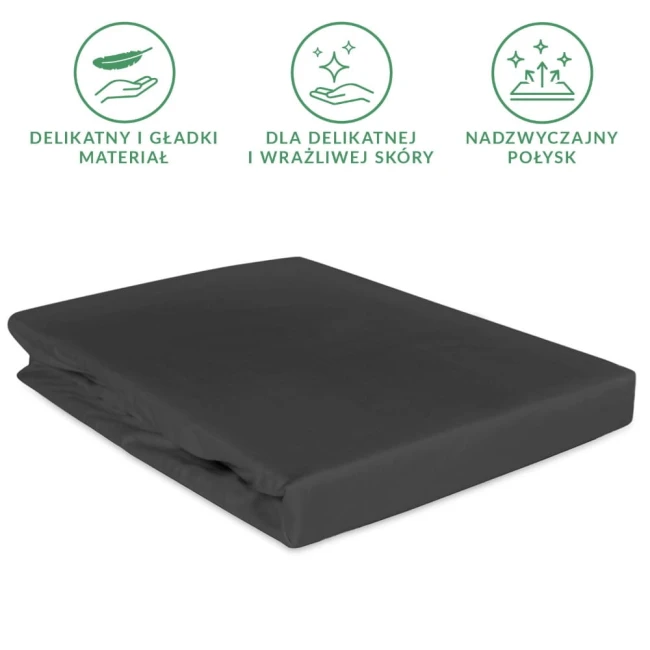Czarne prześcieradło satynowe z gumką w rozmiarze 160x200 cm, z delikatnego i gładkiego materiału. Produkt leżący na płasko, z widoczną fakturą. Idealne dla osób z wrażliwą skórą, oferujące nadzwyczajny połysk.