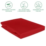 Prześcieradło satynowe z gumką w intensywnym kolorze czerwonym, o wymiarach 160x200 cm. Materiał gładki, delikatny, idealny dla wrażliwej skóry. Złożone, leżące na białym tle, z widoczną gumką zapewniającą stabilność.