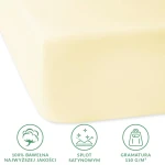 Prześcieradło satynowe z gumką w kolorze kremowym, leżące na jednolitym tle. Wykonane z 100% bawełny, charakteryzuje się gładką fakturą i rozmiarem 180x200 cm. Widoczne logo oraz oznaczenia dotyczące jakości i gramatury materiału.