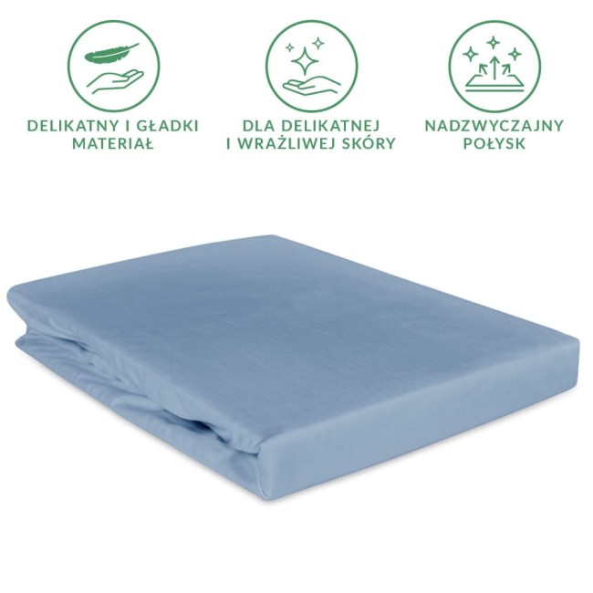 Prześcieradło satynowe z gumką w kolorze błękitnym, o wymiarach 180x200 cm, leżące na jasnym tle. Materiał o gładkiej fakturze, estetycznie złożone, z widoczną gumką zapewniającą mocowanie. Idealne do łóżka, dla osób z wrażliwą skórą.