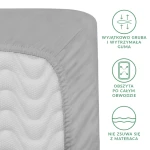 Prześcieradło satynowe z gumką 180x200 w kolorze popielatym, rozłożone na białym tle. Widoczna wyjątkowo gruba, elastyczna gumka oraz faktura materiału. Zbliżenie na narożnik, ujawniające obrzeże obszyte po całym obwodzie.