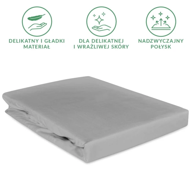 Prześcieradło satynowe z gumką 180x200 w kolorze popielatym, leżące na białym tle. Wykonane z delikatnego materiału, gładka powierzchnia, gumka zapewniająca stabilne dopasowanie do materaca. Produkt do dekoracji sypialni, oferujący elegancki wygląd.