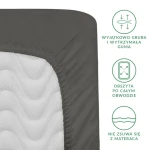 Szare prześcieradło satynowe z gumką, o wymiarach 180x200 cm. Widok z boku, zbliżenie na róg, ukazuje gruby, elastyczny brzeg gumki oraz miękką, teksturowaną tkaninę. Tło jednolite, podkreślające detal.