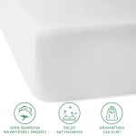 Prześcieradło satynowe z gumką 200x220 w kolorze białym, widoczne z boku, leżące na płaskiej powierzchni. Gładka, błyszcząca faktura tkaniny, wykonane z 100% bawełny. Na dole umieszczone ikony z informacjami o materiale i gramaturze.