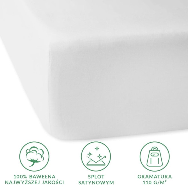Prześcieradło satynowe z gumką 200x220 w kolorze białym, widoczne z boku, leżące na płaskiej powierzchni. Gładka, błyszcząca faktura tkaniny, wykonane z 100% bawełny. Na dole umieszczone ikony z informacjami o materiale i gramaturze.