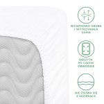 Prześcieradło satynowe z gumką w kolorze białym o wymiarach 200x220 cm. Widoczny detal gumy obwodowej, która zapewnia stabilne trzymanie na materacu. Tło zdjęcia jest jednolite, co podkreśla produkt. Tekst na boku informuje o cechach gumy.