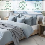 Białe prześcieradło satynowe z gumką o wymiarach 200x220 cm, rozłożone na łóżku w jasnym wnętrzu. Widoczne poduszki w pastelowym błękicie i szara narzuta z frędzlami. Tło utrzymane w stonowanej kolorystyce, z minimalistycznym wystrojem.