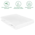 Prześcieradło satynowe z gumką w kolorze białym, złożone na białym tle. Materiał gładki, przeznaczone do łóżka w rozmiarze 200x220. Widoczne gumki na brzegach, które zapewniają mocne trzymanie. Brak dodatkowych wzorów lub dekoracji.