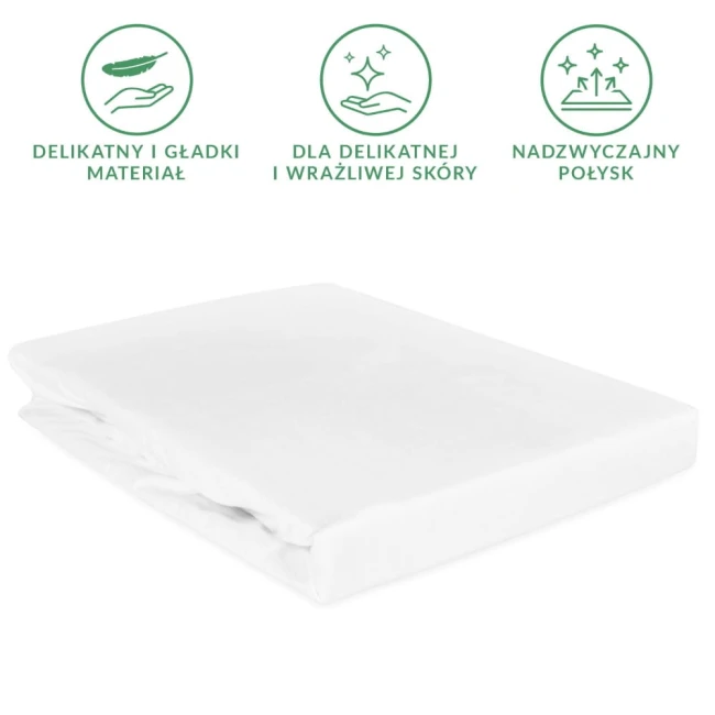 Prześcieradło satynowe z gumką w kolorze białym, złożone na białym tle. Materiał gładki, przeznaczone do łóżka w rozmiarze 200x220. Widoczne gumki na brzegach, które zapewniają mocne trzymanie. Brak dodatkowych wzorów lub dekoracji.