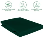 Prześcieradło satynowe z gumką 200x220 w kolorze butelkowej zieleni, leżące na białym tle. Gładki materiał z lekkim połyskiem, idealne do użytku w sypialni. Produkt z wykończeniem odpowiednim dla wrażliwej skóry.